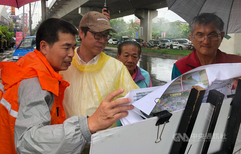 高雄市19日遇上暴雨,多處傳出淹水災情。行政院副院長陳其邁(左2)19日漏夜南下高雄勘災後,20日馬不停蹄前往岡山和仁武地區視察。(陳其邁辦公室提供)中央社記者程啟峰傳真 108年7月20日