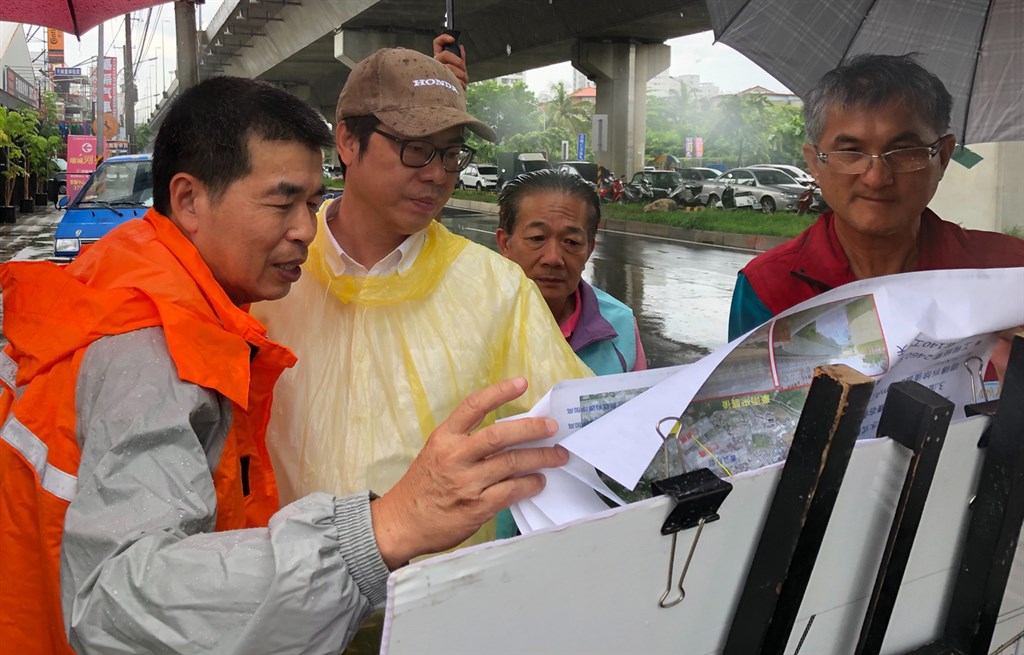高雄市19日遇上暴雨,多處傳出淹水災情。行政院副院長陳其邁(左2)19日漏夜南下高雄勘災後,20日馬不停蹄前往岡山和仁武地區視察。(陳其邁辦公室提供)中央社記者程啟峰傳真 108年7月20日