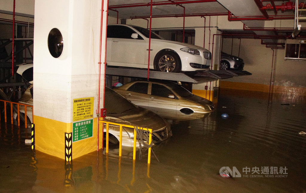 高雄市苓雅區至誠路的「裕藏富邑」大樓地下室因19日暴雨導致積水,截至20日下午仍在抽水,多部停放汽車慘泡水。中央社記者程啟峰高雄攝 108年7月20日