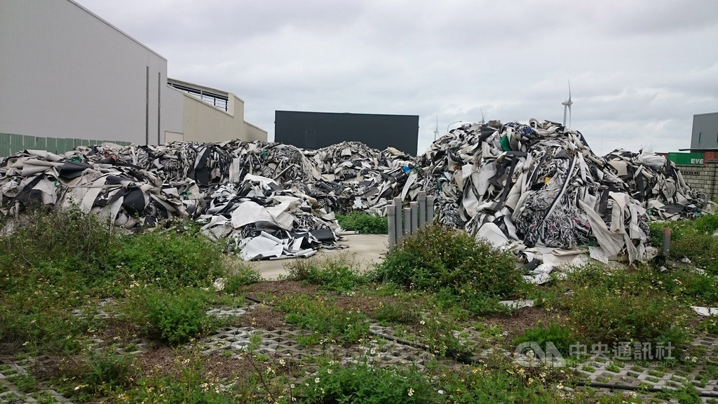 彰化地檢署去年10月獲報,花壇鄉、鹿港鎮遭人堆置大量廢塑膠混合物,經查追出無照曾姓業者,彰檢日前聲押卻遭駁回,經抗告,台中高分院撤銷原裁定發回,彰化地方法院19日裁定羈押禁見。(檢方提供)中央社記者蕭博陽彰化縣傳真 108年7月20日