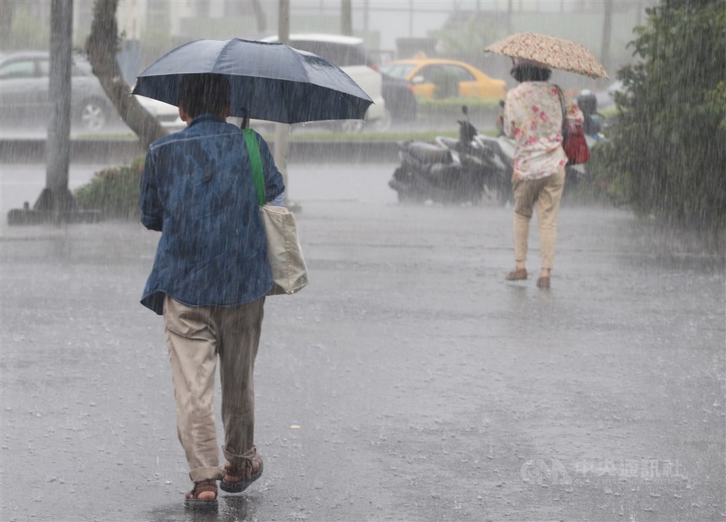 中央氣象局20日下午針對17縣市發出大雨特報,受到低壓帶及午後對流雲系發展旺盛影響,易有短時強降雨。(中央社檔案照片)