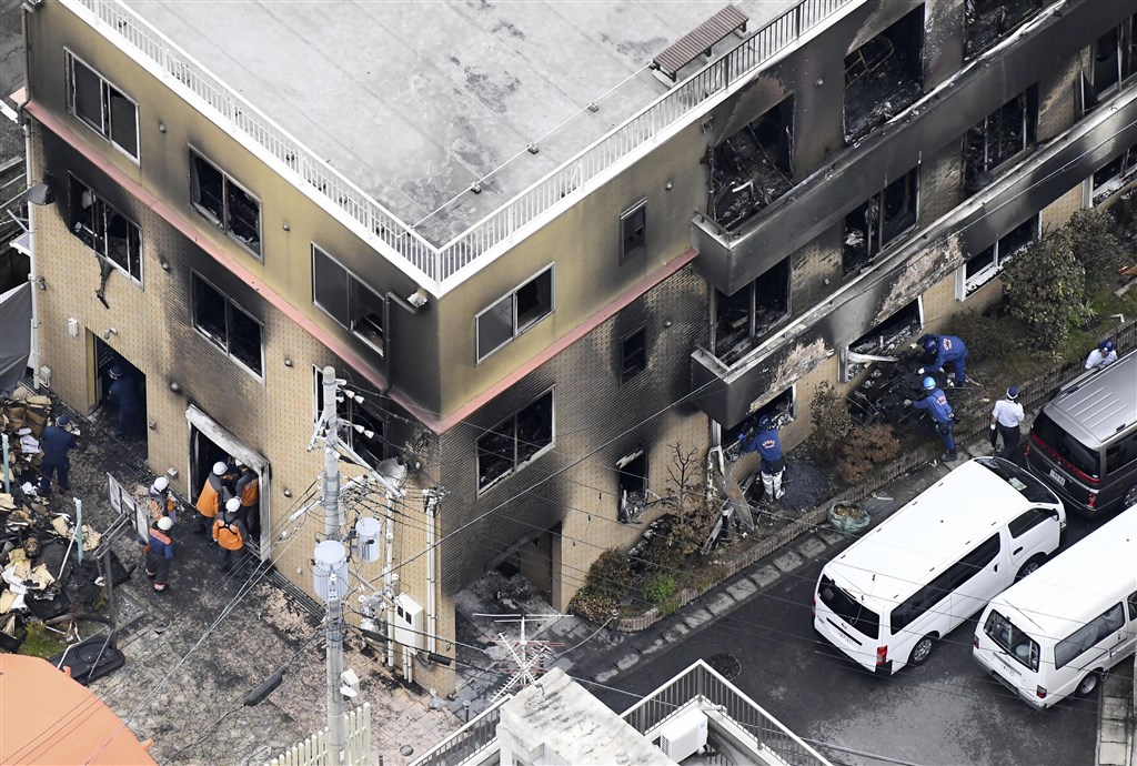 日本「京都動畫」18日上午遭人縱火,一名在醫院急救的男子19日晚間不治,死者增至34人。(共同社提供)