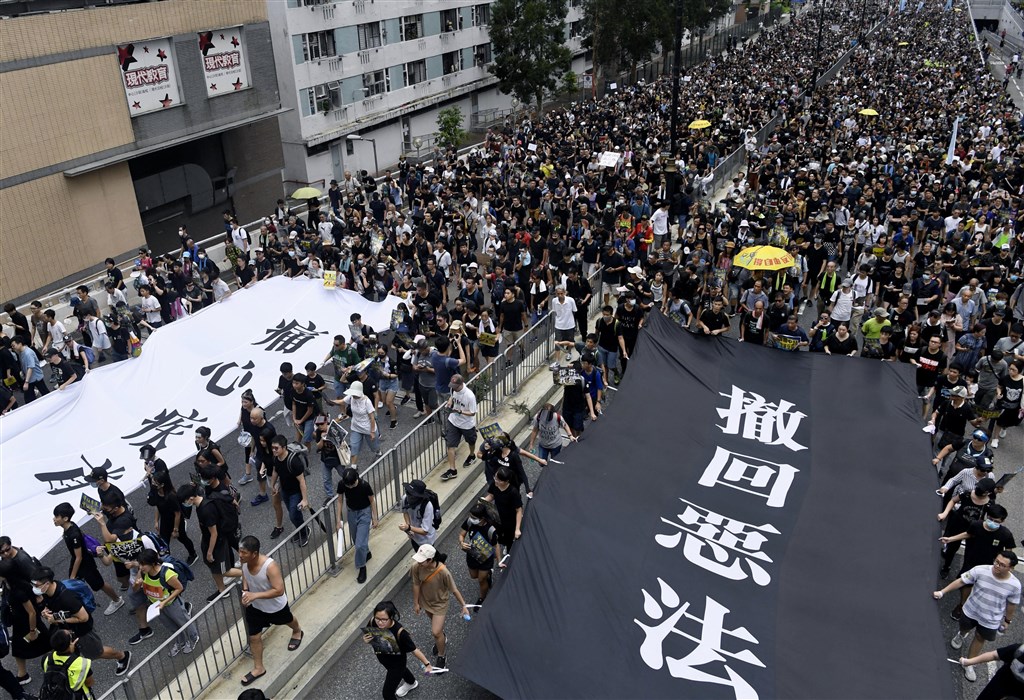 香港近來幾乎每週都有「反送中」遊行,721遊行將登場,但港警19日下令遊行必須提前結束。圖為14日在沙田區舉行的遊行。(檔案照片/共同社提供)
