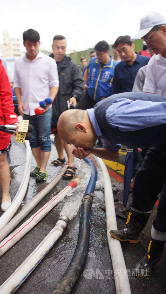 位於高雄市苓雅區至誠路的「裕藏富邑」大樓地下室因為19日的暴雨積水,至20日下午仍在抽水,市長韓國瑜(前右)到場勘災。中央社記者程啟峰高雄攝 108年7月20日