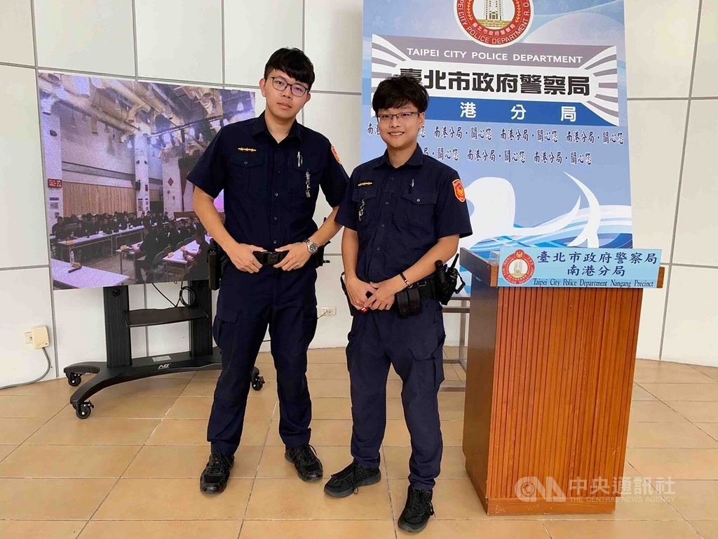 台北市警察局南港分局警員林言宸(左)、李昆霖(右)日前凌晨執行巡邏勤務時,突遇呂姓男子上前求助,稱妻子即將臨盆盼警車幫忙開道護送就醫,一行人不到15分鐘就順利抵達醫院急診室。(台北市南港警分局提供)中央社記者黃麗芸傳真 108年7月21日