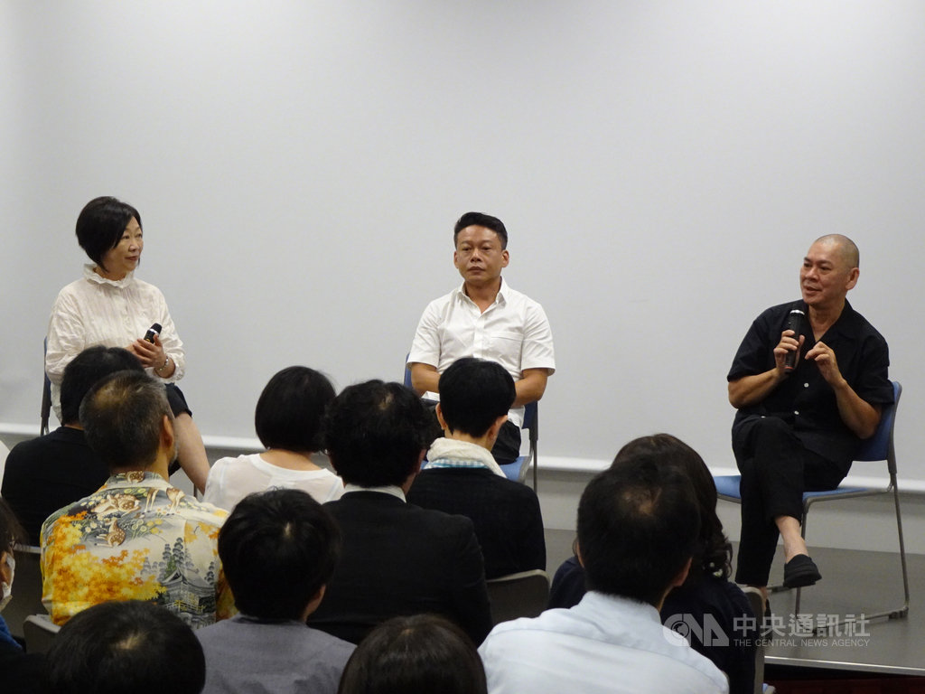 導演蔡明亮(右1)20日出席駐日處台灣文化中心舉辦的「赤道之後的台灣製造:蔡明亮‧當代台灣馬華影像與藝術、文學」活動,透露他執導的行走系列是一部西遊記。中央社記者楊明珠東京攝 108年7月21日