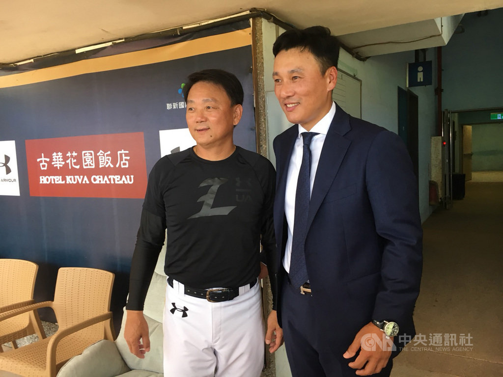 韓國「國民打者」李承燁(右)21日到桃園棒球場為Lamigo桃猿隊開球,賽前特地到休息室與桃猿總教練洪一中(左)相見歡。中央社記者楊啟芳攝 108年7月21日
