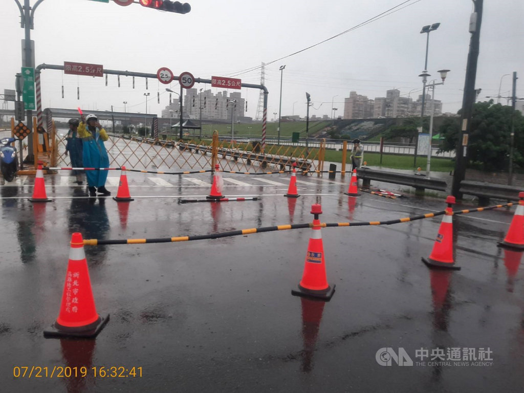 新北市21日午後降下大雨,市政府派員進行疏洪道淹積水路段道路管制,封閉疏洪一路及疏洪八路部分路段,請用路人注意。(翻攝照片)中央社記者葉臻傳真 108年7月21日