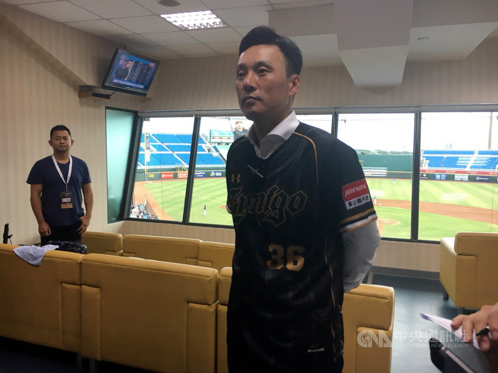 韓國「國民打者」李承燁(前)21日到桃園棒球場為Lamigo桃猿隊開球,他表示,睽違6年再度來到台灣,對台灣球迷的熱情嚇了一大跳。中央社記者楊啟芳攝 108年7月21日