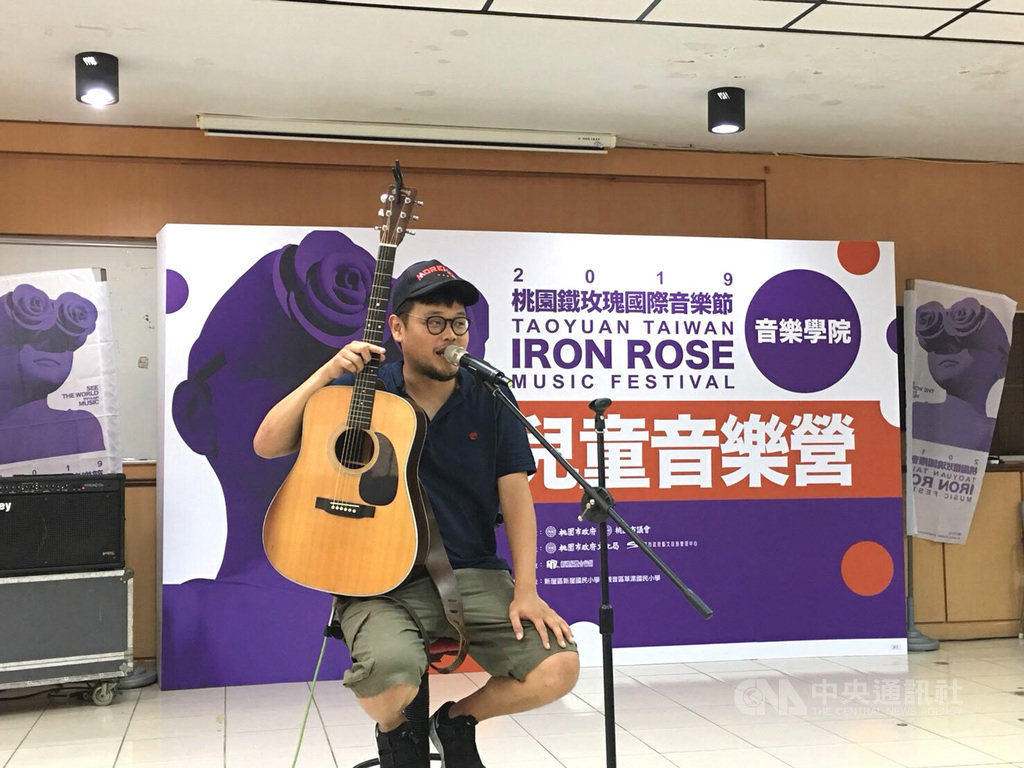 「桃園鐵玫瑰國際音樂節」系列活動開跑,其中音樂學院的兒童音樂營邀請樂團蘇打綠團長阿福擔任大隊長,他預告明年蘇打綠將復出。(新視紀整合行銷提供)中央社記者陳秉弘傳真 108年7月21日