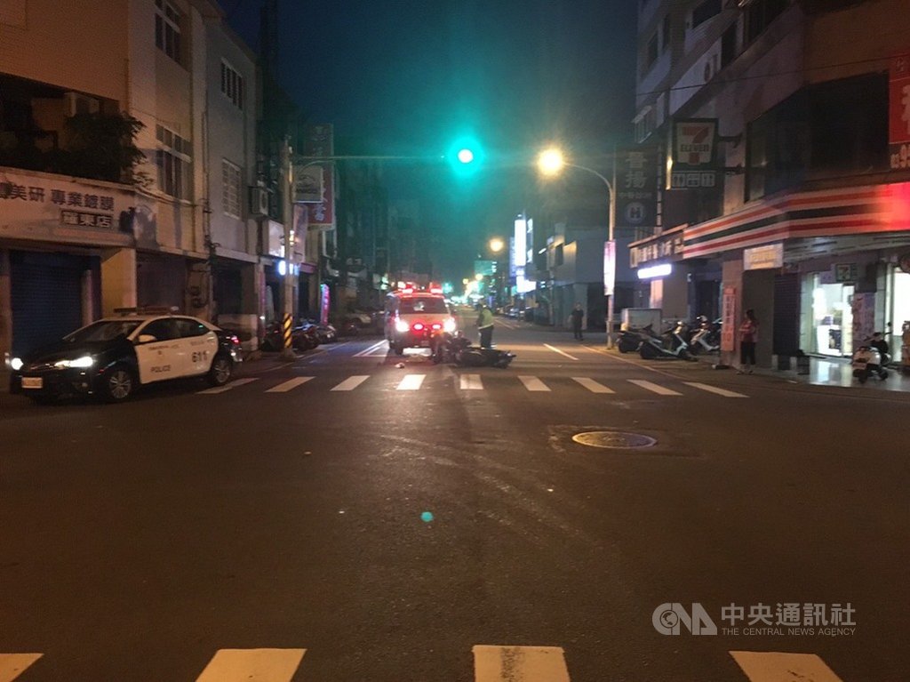 謝姓男子21日凌晨開車在宜蘭縣羅東鎮撞擊一輛機車(圖),隨後又在五結鄉追撞一輛小貨車和停放路邊的自小客車後逃逸,造成3人受傷,謝男到案後坦承犯行,警方訊後依法送辦。(翻攝照片)中央社記者王朝鈺傳真 108年7月21日