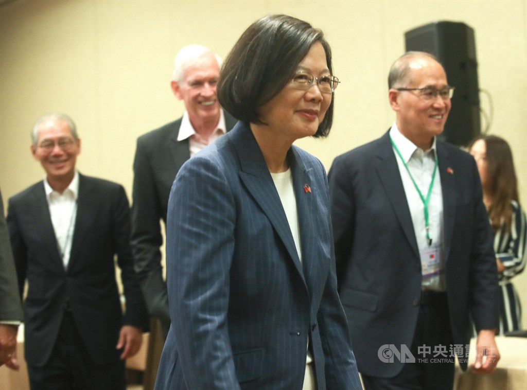 總統蔡英文(前右2)「自由民主永續之旅」尾聲,20日(當地時間)首次在美國境內與媒體公開茶敘,美國在台協會(AIT)主席莫健(James Moriarty,左2)出席,且過境活動幾乎全程參與。中央社記者張新偉丹佛攝 108年7月21日