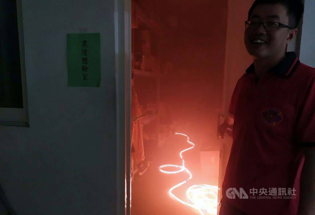嘉義市消防局21日舉辦小小消防員體驗營,讓孩童體驗救災過程,除了學習正確消防安全觀念,也學習自救能力,未來萬一遭遇火災,可以自救逃生。(嘉義市消防局提供)中央社記者黃國芳傳真 108年7月21日