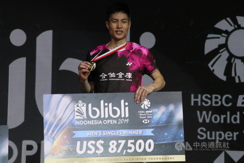 台灣羽球一哥周天成,21日在2019印尼羽球公開賽男單決賽,以21比18、24比26、21比15擊敗丹麥好手安東森奪冠,成為台灣羽球史上男單的第一人。中央社記者石秀娟雅加達攝 108年7月21日