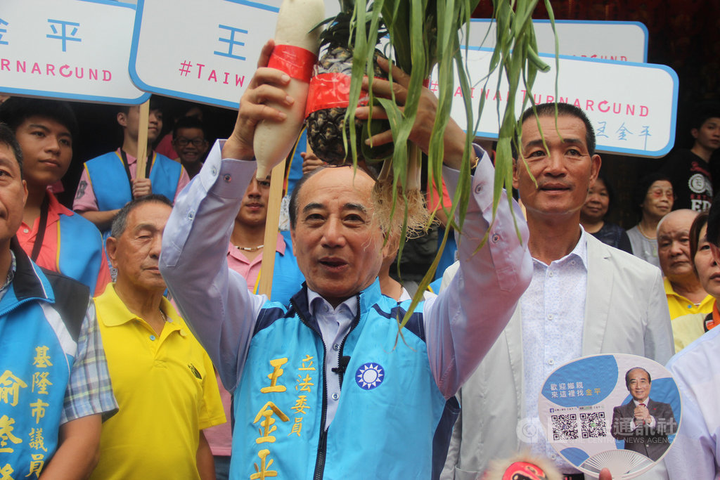 前立法院長王金平(前中)21日前往位於基隆市安和一街的福德宮參拜,隨後再到一旁的七賢里里民活動中心,出席基隆市王金平之友會成立,支持者致贈白蘿蔔、鳳梨和蔥,並高喊「王總統,凍蒜」。中央社記者王朝鈺攝 108年7月21日