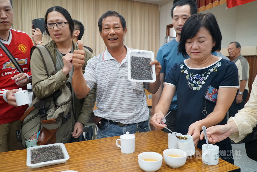 新竹縣108年度東方美人茶(膨風茶)優良茶比賽,評比成績21日揭曉,由楊隆茶園的茶農楊瑞隆(中)第4度奪下特等獎,榮登茶王。(新竹縣政府提供)中央社記者魯鋼駿傳真 108年7月21日