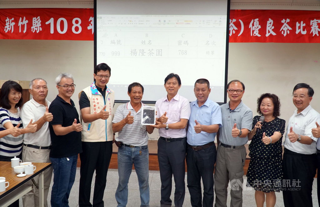 新竹縣108年度東方美人茶(膨風茶)優良茶比賽評比成績21日揭曉,最終由楊隆茶園的茶農楊瑞隆(左5)第4度奪下特等獎。(新竹縣政府提供)中央社記者魯鋼駿傳真 108年7月21日