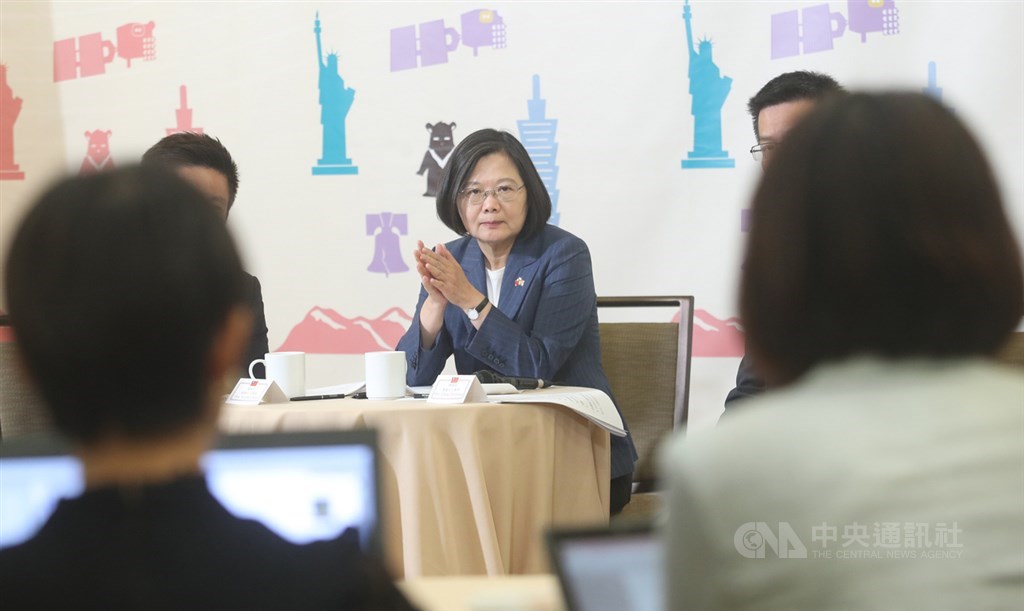 總統蔡英文(中)20日(當地時間)在美國丹佛與隨團媒體記者茶敘;蔡總統這次出訪創下很多的「第一次」,她說,過境安排「美國政府確實給我們比較多的空間跟時間」。中央社記者張新偉丹佛攝 108年7月21日