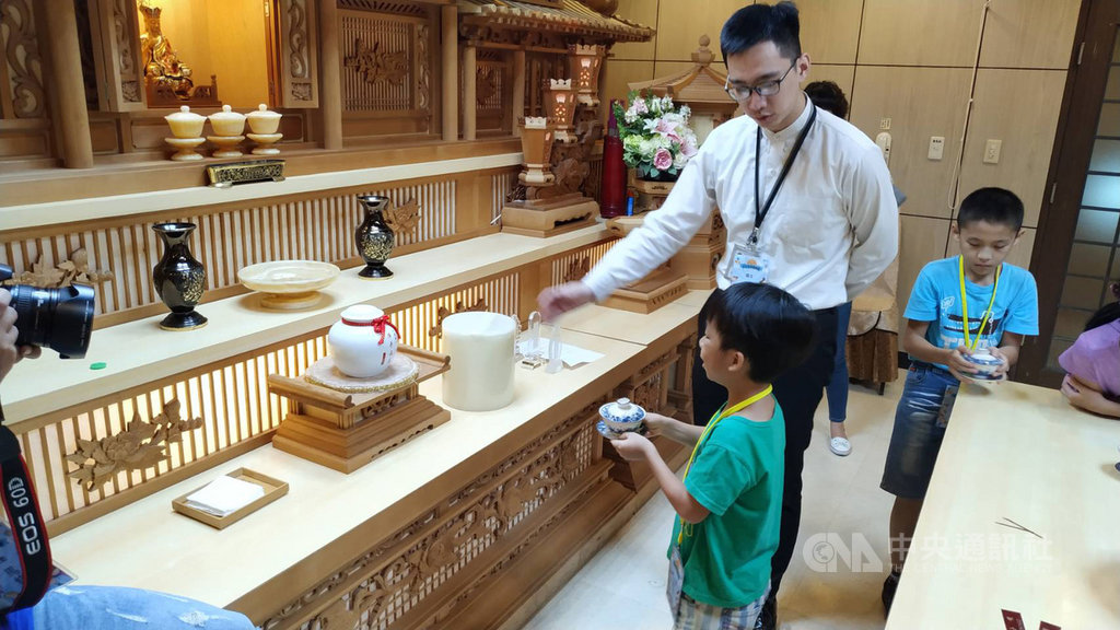 30名小學生今天參加殯葬業者的「小小生命體驗營」,小學生透過各種活動了解生命培育和死亡終所,並體驗奉茶儀式體驗為長輩敬奉茶品的孝心。(龍巖提供)中央社記者韋樞傳真 108年7月21日