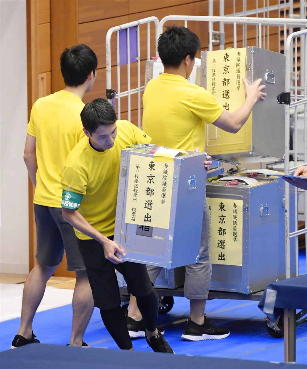日本21日舉行參議院大選,出口民調顯示執政聯盟可望獲得這次改選過半席次。(共同社提供)
