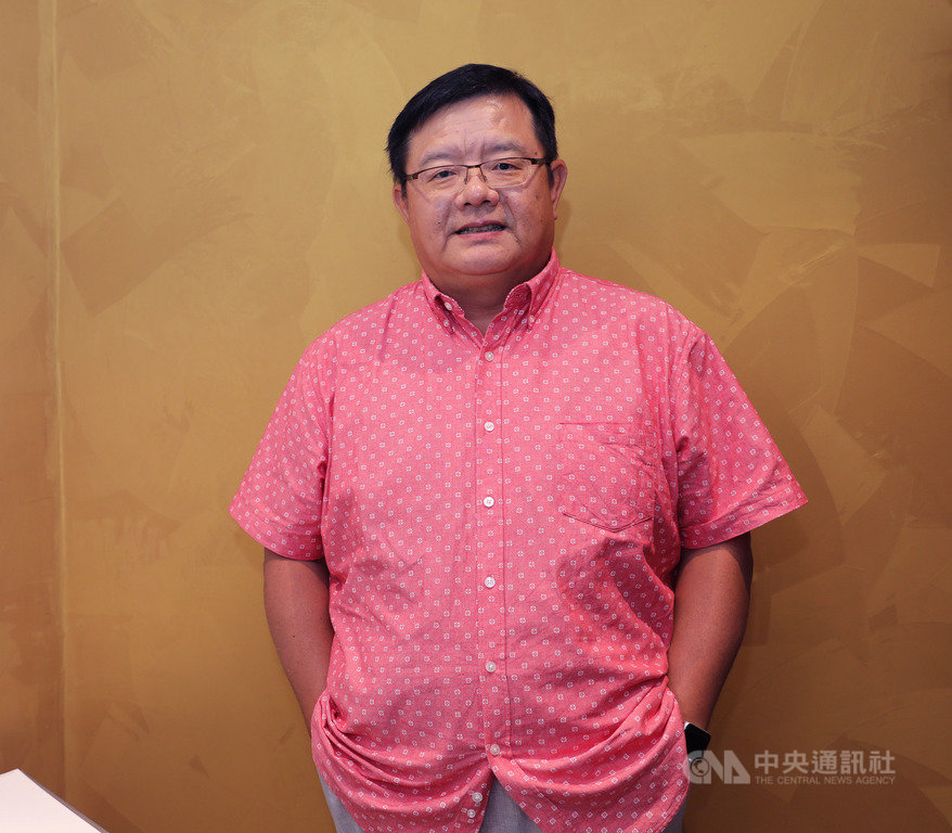 果陀劇場音樂劇「愛呀,我的媽!」首度赴新加坡海外巡演,導演梁志民(圖)強調,這齣戲外表看似音樂喜劇,但也表達出「應多為別人多想一下」的人性意涵。中央社記者黃自強新加坡攝 108年7月21日