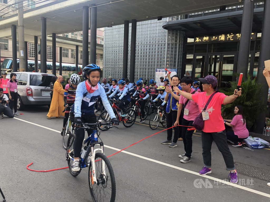 中華民國婦幼關懷成長協會舉辦「愛在台灣.希望無限」親善大使環台公益活動,利用暑假期間帶領弱勢學童挑戰單車環台,前進榮民之家和長者互動,22日啟程。中央社記者趙麗妍攝 108年7月22日