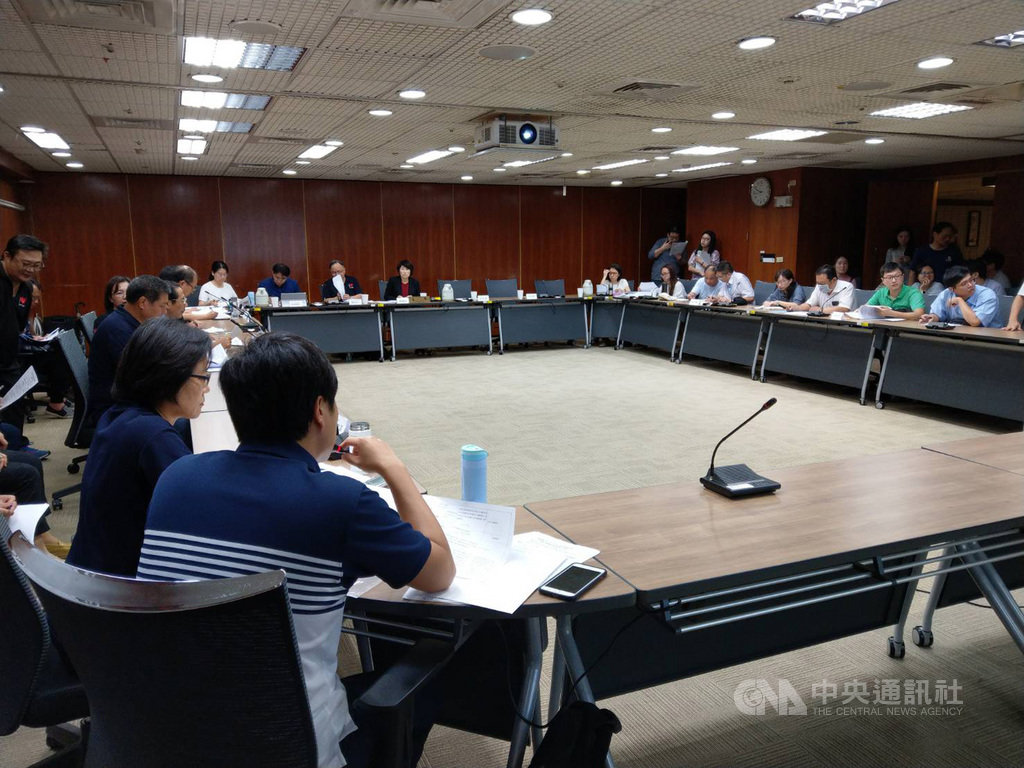 台東縣長饒慶鈴22日率縣府團隊赴行政院國家發展委員會,與13個部會溝通討論,共提出66項行動計畫,申請花東基金補助約新台幣55.7億元。(台東縣政府提供)中央社記者李先鳳傳真 108年7月22日