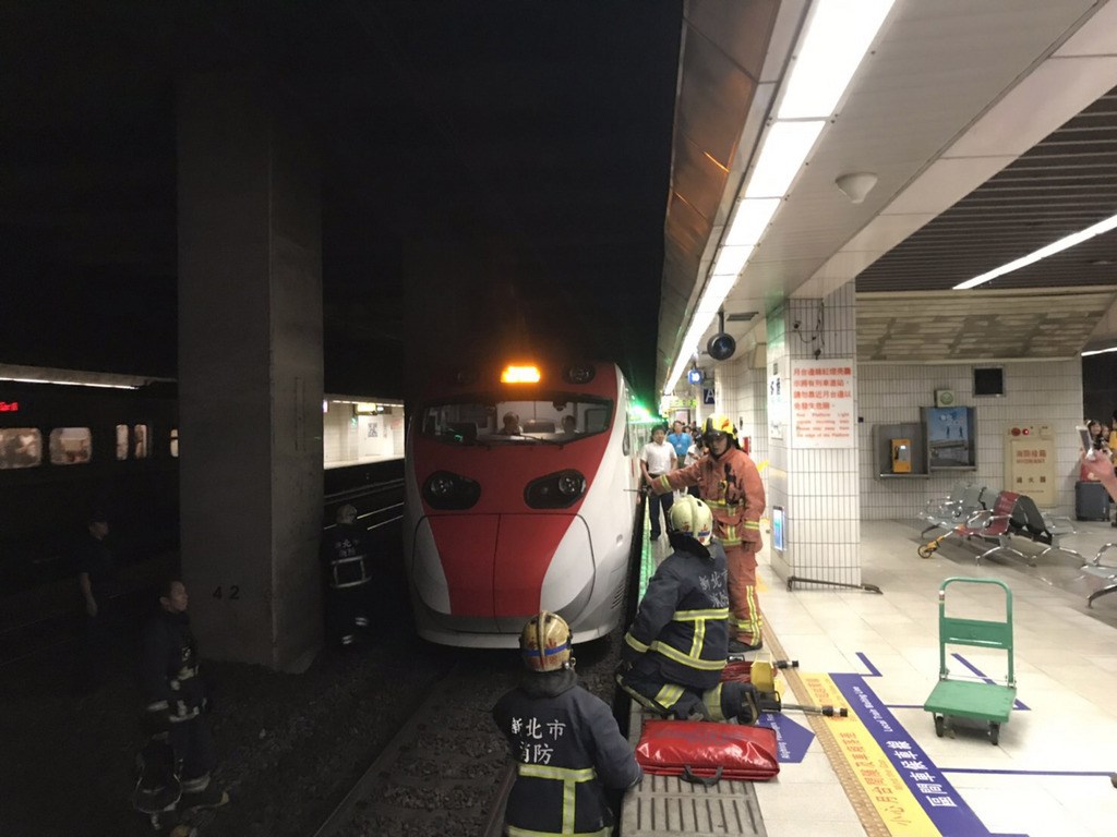 台鐵指出,22日下午12時53分,從花蓮開往彰化的普悠瑪271號次列車準備進入板橋車站第2月台時,一名女子突然墜落月台,遭到火車撞擊,由救護車送往亞東醫院急救。台鐵已安排乘客轉乘自強號125車次離開。(翻攝照片)中央社記者葉臻傳真 108年7月22日