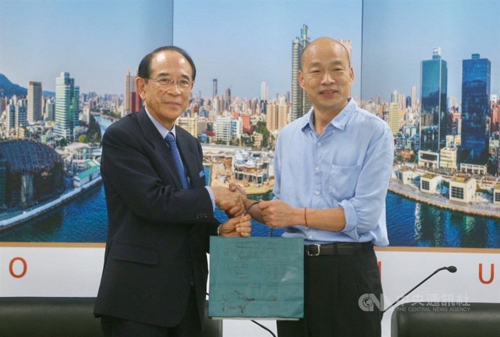 高雄市長韓國瑜(右)22日下午在鳳山行政中心接見日本交流協會東京本部會長大橋光夫(左),雙方互相致贈禮品留念。中央社記者董俊志攝 108年7月22日