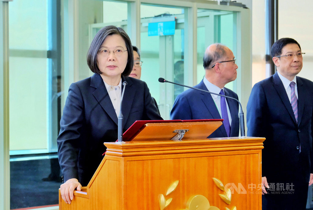 總統蔡英文(左)11日啟程展開自由民主永續之旅,22日返抵國門。她表示,這次過境美國的時間比較久,也有更多的機會可以跟美國的政界、學界、智庫,還有科學研究單位及企業界朋友交換想法。有人說台美關係是「升級」,但是她覺得用「深化」形容更加貼切。中央社記者吳睿騏桃園機場攝 108年7月22日