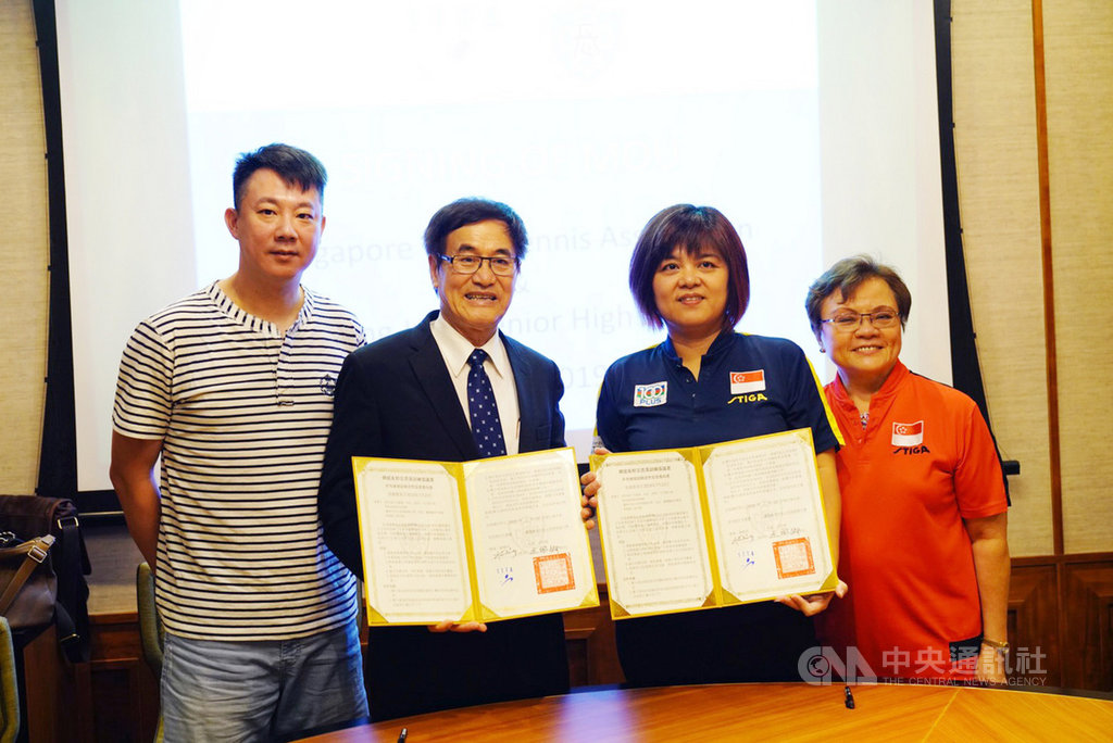 新加坡乒乓總會與台灣私立長榮中學校長王昭卿(左2)簽訂桌球交流及訓練協議,除推動台星體育與文化交流外,並相互提供訓練資源。中央社記者黃自強新加坡攝 108年7月22日