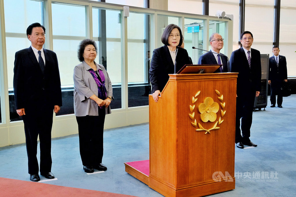 總統蔡英文(左3)22日結束「自由民主永續之旅」返抵國門,她表示,台灣有能力幫助其他國家,也需要其他國家在國際為台灣發聲,這就是踏實外交,而台美關係也透過此行深化。中央社記者吳睿騏桃園機場攝 108年7月22日