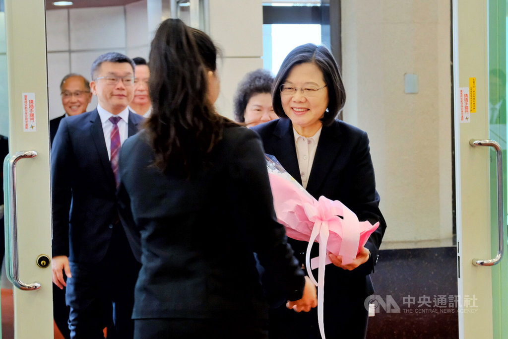 總統蔡英文(右)結束自由民主永續之旅,22日返抵國門。此行訪問了加勒比海的友邦,包括海地、聖克里斯多福及尼維斯、聖文森以及聖露西亞,並且過境美國紐約及丹佛。中央社記者吳睿騏桃園機場攝 108年7月22日