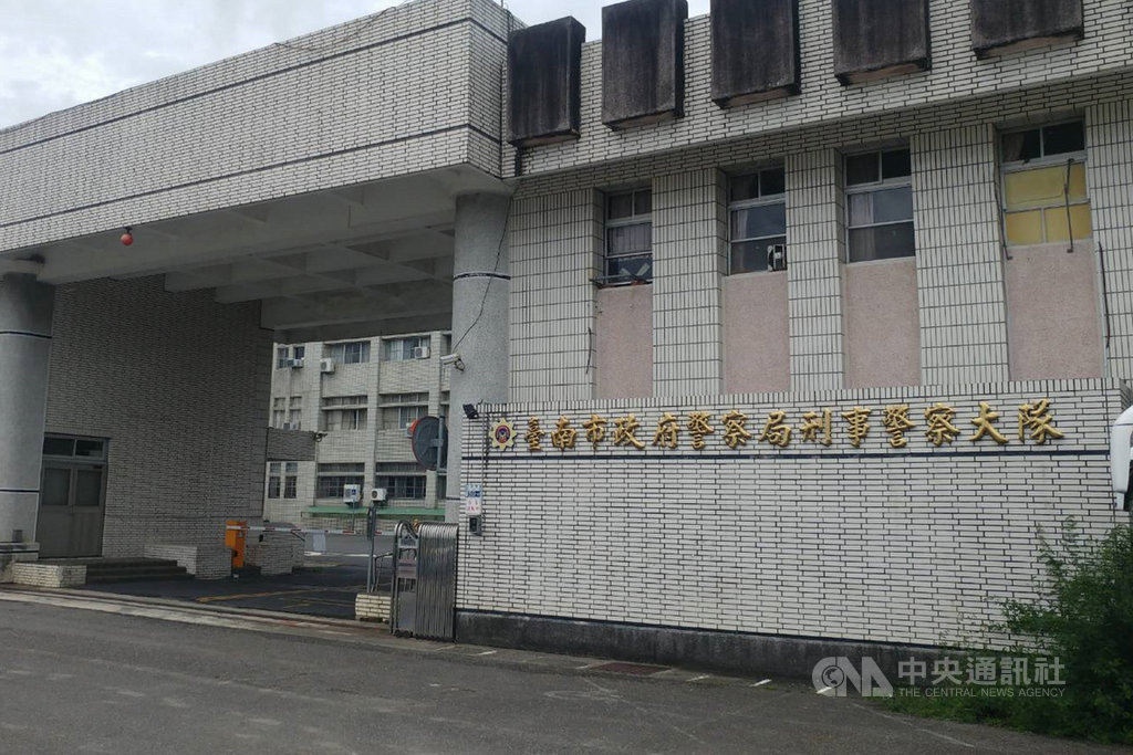 台南市警方偵辦網路出現影射台南出現嚴重淹水的貼文及照片,22日通知發文的羅姓男子到案說明,訊後將羅男依違反災害防救法函送台南地檢署偵辦。圖為台南市政府警察局刑警大隊外觀。中央社記者楊思瑞攝 108年7月22日