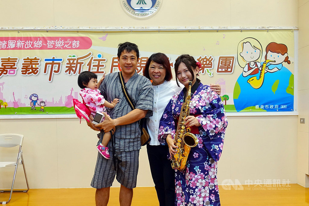 嘉義市「新住民親子管樂團」22日開課,嫁到台灣的日本人谷口惠理(右)表示,這次她報名學習薩克斯風,對於自己又能多學習一項樂器,感到非常開心。右2為嘉義市長黃敏惠。(嘉義市政府提供)中央社記者江俊亮傳真 108年7月22日