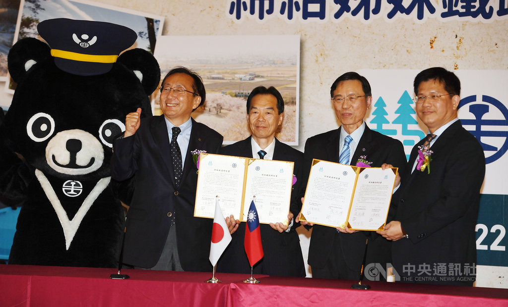 台鐵局縱貫線與日本青森鐵道締結姊妹鐵道典禮22日在台北車站舉行,交通部長林佳龍(右起)、台鐵局長張政源和青森鐵道社長千葉耕悅、青森縣知事三村申吾出席。中央社記者施宗暉攝 108年7月22日