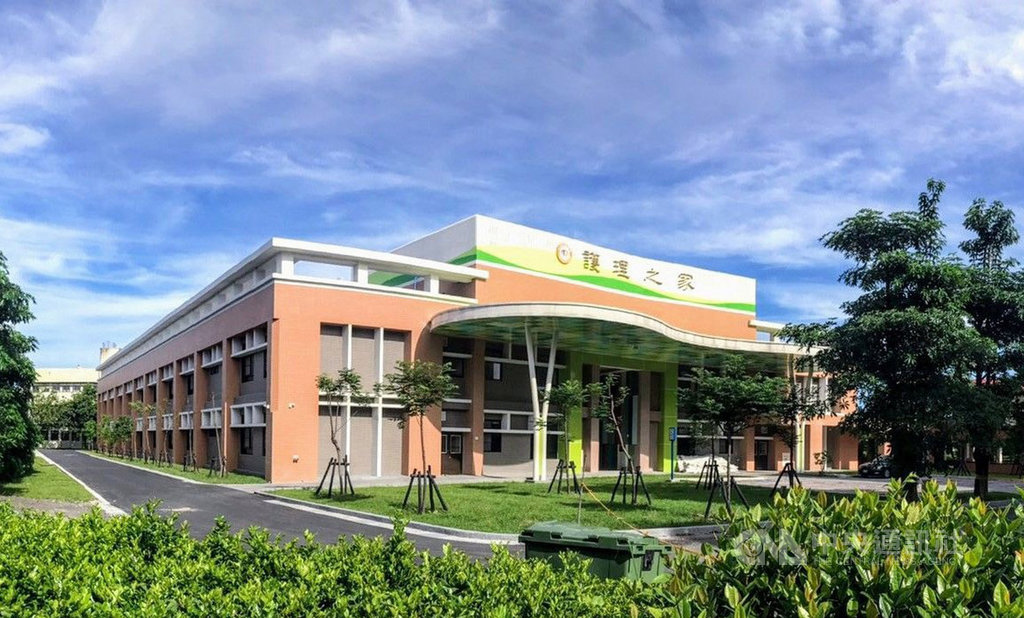 因應長照需求,高雄榮民總醫院屏東分院護理之家新建擴增至299床,新建護理之家大樓融入在地文化特色,22日啟用。(屏東縣政府提供)中央社記者郭芷瑄傳真 108年7月22日