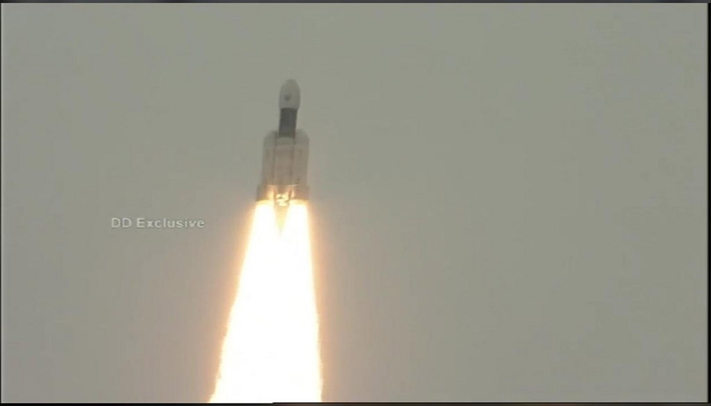 印度太空研究組織22日下午成功把「月球飛船二號」以火箭運載發射升空畫面。(印度太空研究組織提供)中央社記者康世人新德里傳真 108年7月22日