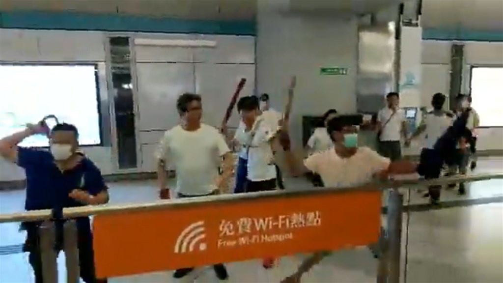 香港新界西鐵元朗站21日一批穿著白衣的人圍攻「反送中」示威者,立法會議員22日抗議警方在事件中執法不力。(圖取自facebook.com/standnewshk)
