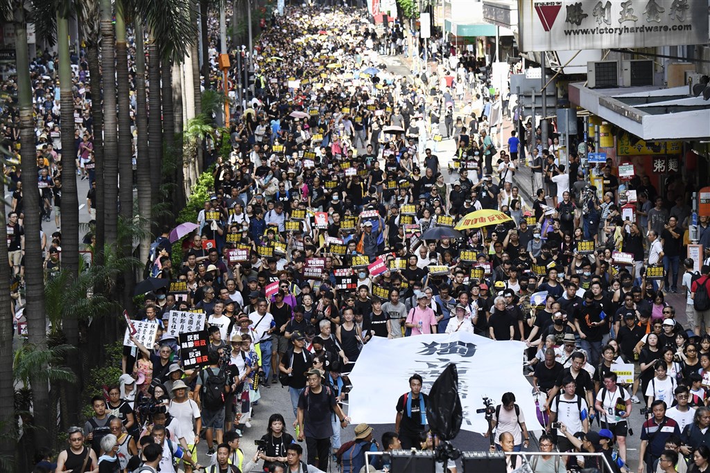 大批香港民眾21日再度上街遊行,支持反送中相關訴求。民陣在遊行結束後宣布共有43萬人參加。(共同社提供)