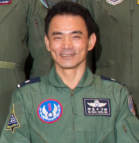 將代理侍衛長的柳惠千為空軍少將,是台灣首批遠赴法國受訓的幻象戰機種子教官,也是首位幻象戰機的特技飛行員。(圖取自維基共享資源網頁,版權屬公有領域)