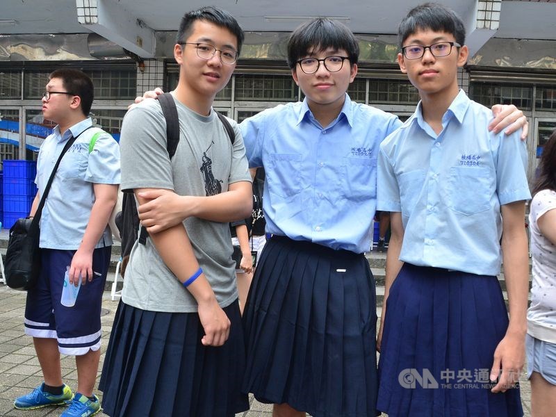 全國首例,板橋高中新學年起男、女生都可穿制服裙上學。圖為5月板中校慶發起男裙週活動。(中央社檔案照片)