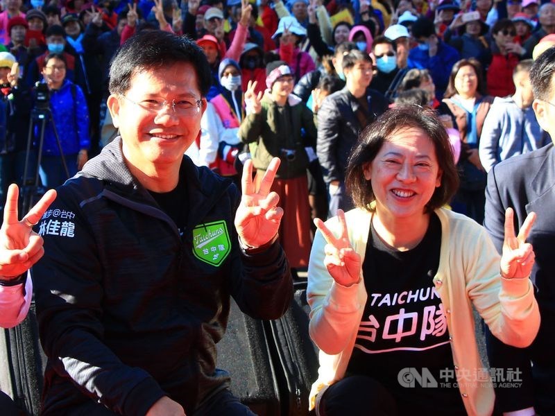 監察院22日發布最新一期廉政專刊,交通部長林佳龍(前左起)與妻子廖婉如存款和有價證券皆超過一億元。(中央社檔案照片)