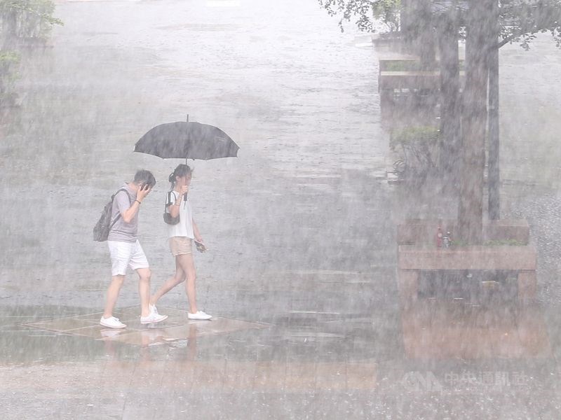 中央氣象局22日上午發布雙北及高雄等17個縣市大雨特報。(中央社檔案照片)