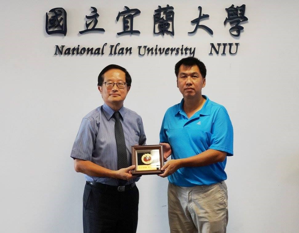 桌球小將林昀儒的父親林學宜(右)是國立宜蘭大學休閒產業與健康促進學系教授。(圖取自facebook.com/niupublic)