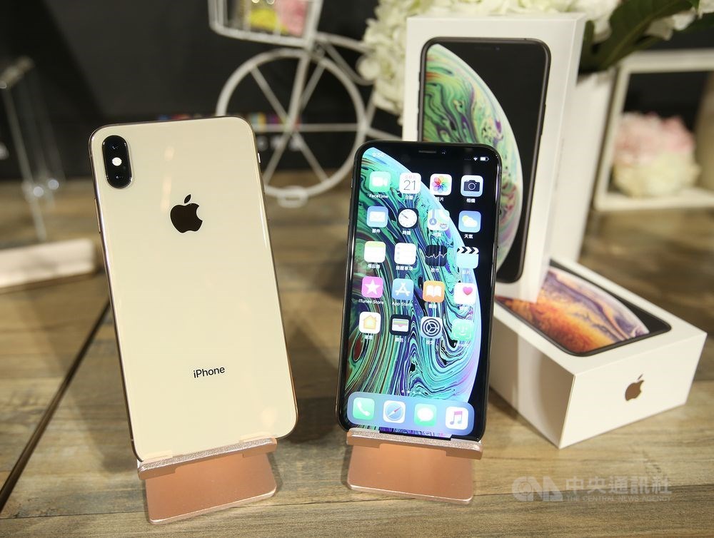 蘋果公司推出iOS 12.4軟體更新,加入iPhone移轉的功能,可直接從舊的iPhone傳送資料到新的iPhone上。(中央社檔案照片)