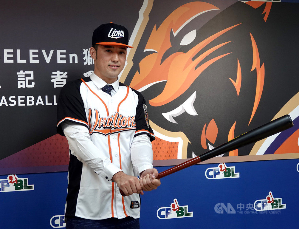 中職統一獅隊今年選秀點中「投打二刀」新人林安可,23日正式加盟,初期會以外野手身分出賽,但他透露還是喜歡投球,希望能夠回到投手丘。中央社記者謝靜雯攝 108年7月23日