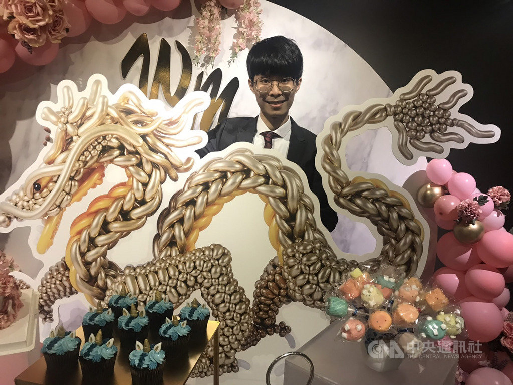 台灣青年吳哲宇參加全球最大氣球公司Qualatex的Color Quest指定色創作大賽,打造作品「龍王」(Dragon King),成功打敗各路好手奪下冠軍。中央社記者陳怡璇攝 108年7月23日