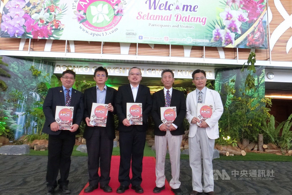 第13屆亞太蘭花會議暨展覽24日將在馬來西亞登場,台南市副市長許育典(中)率領台南代表團前往爭取2025年第15屆亞太蘭展主辦權。(台南市政府提供)中央社記者楊思瑞台南傳真 108年7月23日