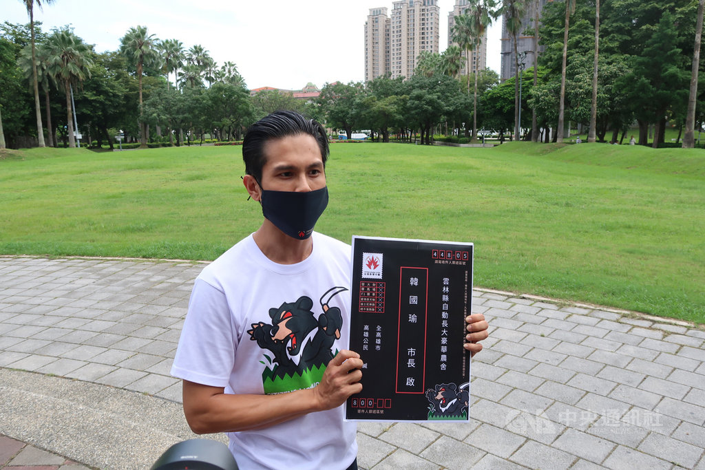 公民割草行動幹部李先生23日在高雄市勞工公園舉行記者會,說明借用場地舉辦「公民假日草市」活動遭市府拒絕,轉向民間承租場地又被拒,呼籲市府勿製造寒蟬效應,誠實面對民意。中央社記者王淑芬攝 108年7月23日